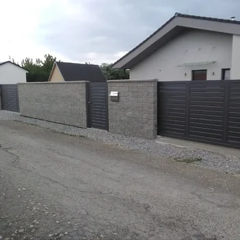 Lamelová posuvná brána a bránička Lamelová posuvná brána a bránička