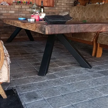 stoly a podnože z kovu na mieru